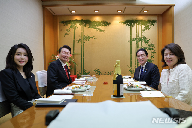 ▲ 윤석열 대통령과 부인 김건희 여사, 기시다 후미오 일본 총리와 부인 기시다 유코 여사가 지난 3월, 도쿄 한 식당에서 친교 만찬을 하고 있다. ⓒ뉴시스