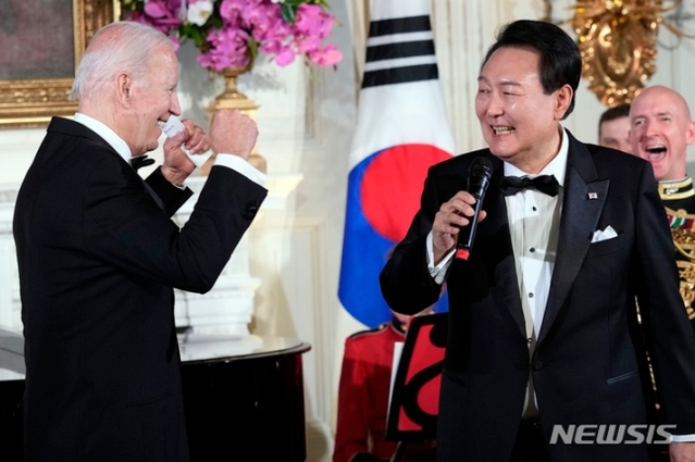 ▲ 윤석열 대통령이 지난 26일(현지시간) 백악관에서 열린 국빈만찬을 마친 후 조 바이든 대통령과 함께 무대에 올라 미국의 싱어송라이터 돈 맥클린의 '아메리칸 파이'를 부르고 있다. ⓒAP/뉴시스