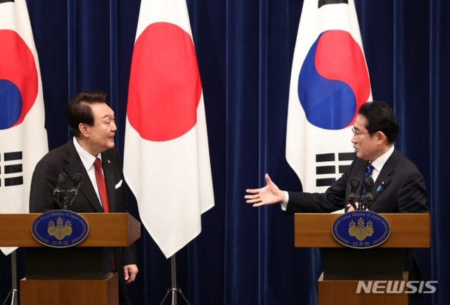 ▲ 기시다 후미오 일본 총리가 지난 3월 16일 도쿄 총리 관저에서 열린 한일 정상 공동 기자회견을 마친 후 윤석열 대통령에게 악수를 청하고 있다. ⓒ뉴시스