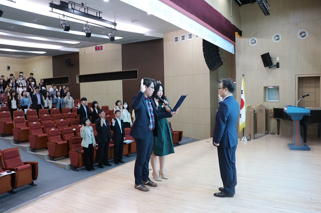 ▲ 포항교육지원청은 2일 청내 여울관에서 교육장 및 국·과장 8명을 포함한 전 직원이 참석한 가운데 ‘2023년 직장 내 괴롭힘 근절 실천 다짐식’을 가졌다.ⓒ포항교육지원청