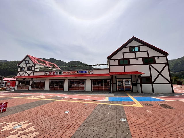 ▲ 분천 산타마을 상가동 전경.ⓒ봉화군