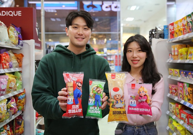 ▲ GS25에서 모델들이 슈퍼마리오빵을 들고 포즈를 취하고 있다.ⓒGS리테일