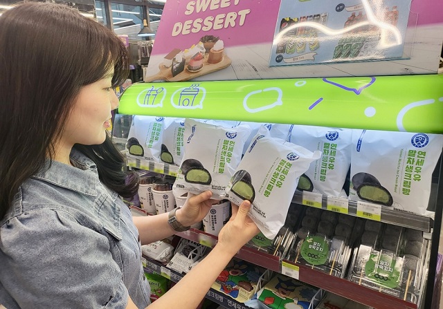 ▲ 한 소비자가 연세우유 말차 생크림빵을 살펴보고 있다.ⓒBGF리테일