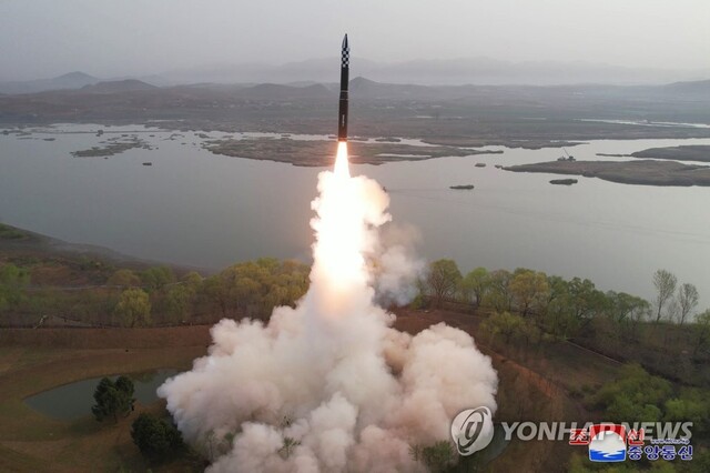 ▲ 지난달 13일 북한이 발사한 고체연료 신형 대륙간탄도미사일(ICBM) '화성-18형' ⓒ연합뉴스