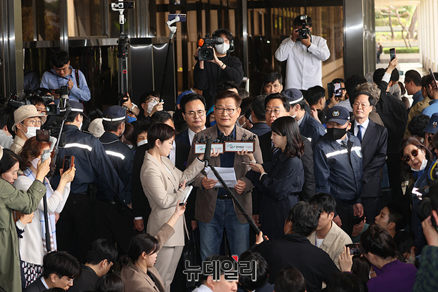 ▲ 더불어민주당 '2021년 전당대회 돈봉투 의혹'의 핵심 피의자로 지목된 송영길 전 민주당 대표가 2일 오전 서울중앙지검으로 자진출석하며 입장을 밝히고 있다. 검찰은 조사 일정이 잡히지 않았다며 청사 로비에서 송 전 대표를 돌려보냈다. 송 전 대표는 지난달 24일 프랑스에서 긴급 귀국했다. ⓒ서성진 기자