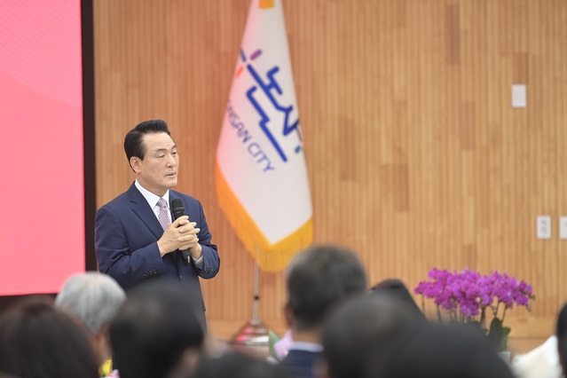 ▲ 백성현 논산시장이 3일 시청 회의실에서 열린'5월 월례모임에서 인사말을 하고 있다.ⓒ논산시