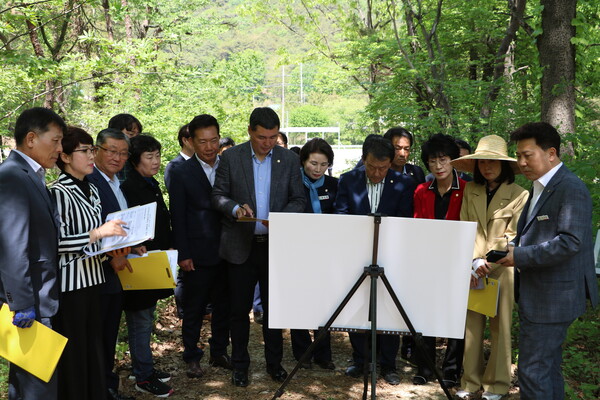 ▲ 2일 부여군의회 의원들이 부여군청 주차장 조성 매입 대상부지 등 2023년 제3차 수시분 공유재산관리계획(안) 심의 대상지 6곳에 대한 현장조사를 벌이고 있다.ⓒ부여군의회