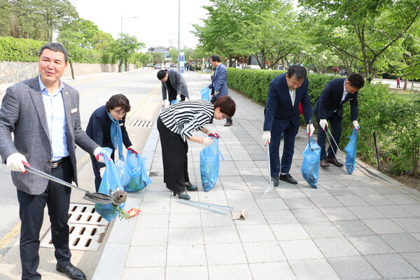 ▲ 2일 부여군의회 의원들이 부소산 일원에서 부소산 봄 나들이 축제 맞이 환경정화 활동을 펼치고 있다
ⓒ