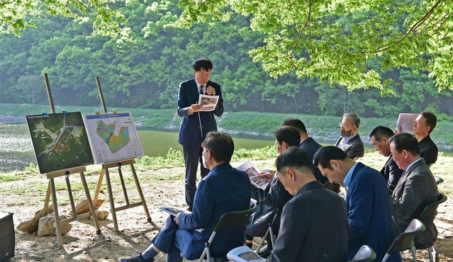 ▲ 공사 이사회는 대구대공원 민간공원 조성 특례사업 현장에 방문해 사업 추진 현황 및 계획에 대하여 설명을 들은 뒤, 사업에 대한 의견을 교환하는 시간을 가졌다.ⓒ대구도시개발공사