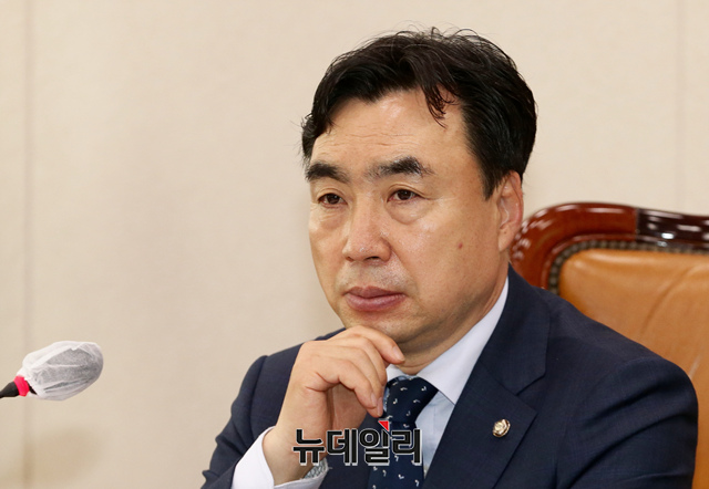 ▲ 윤관석 국회 산업통상자원중소벤처기업위원회 위원장이 2023년4월13일 국회에서 열린 전체회의에서 회의를 주재하고 있다. 윤 위원장은 더불어민주당 전당대회 관련 불법 정치자금을 수수한 의혹을 받고 있다. ⓒ이종현 기자