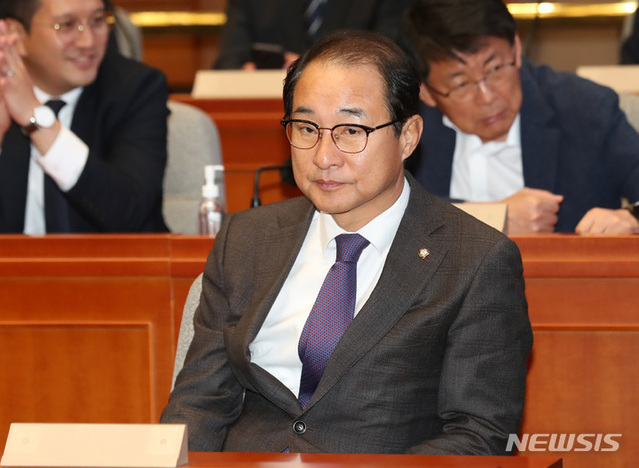 ▲ 이성만 더불어민주당 의원이 4월13일 오후 서울 여의도 국회에서 열린 의원총회에 참석해에 앉아있다. ⓒ뉴시스