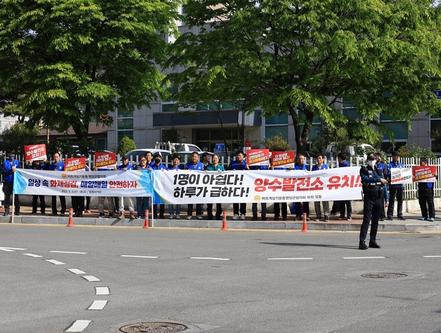 ▲ 바르게살기운동 영양군협의회(회장 안형욱)는 3일 오전 영양읍 등기소 사거리에서 양수발전소 유치 및 안전생활을 위한 캠페인을 가졌다.ⓒ영양군