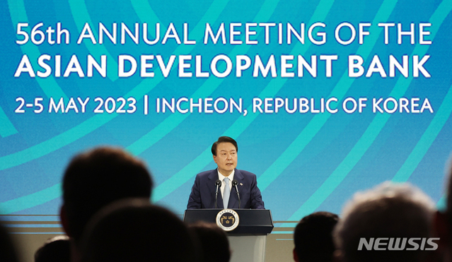 ▲ 윤석열 대통령이 3일 인천 송도 컨벤시아에서 열린 제56차 아시아개발은행(ADB) 연차총회 개회식에서 축사하고 있다. ⓒ뉴시스