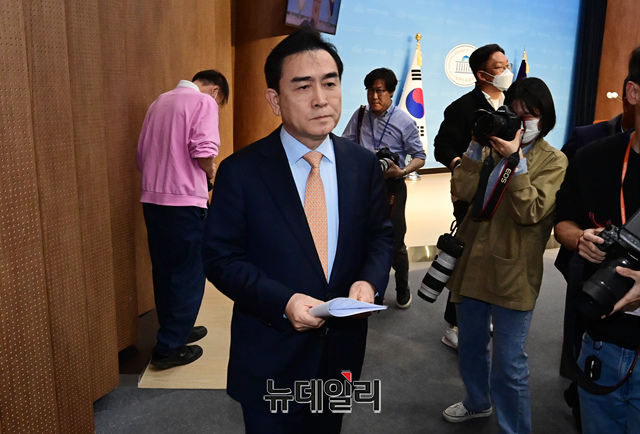 ▲ 태영호 국민의힘 최고위원이 3일 국회 소통관에서 '공천 녹취록 파문', '쪼개기 후원 의혹' 논란에 대해 입장을 밝힌 후 회견장을 떠나고 있다.ⓒ이종현 기자