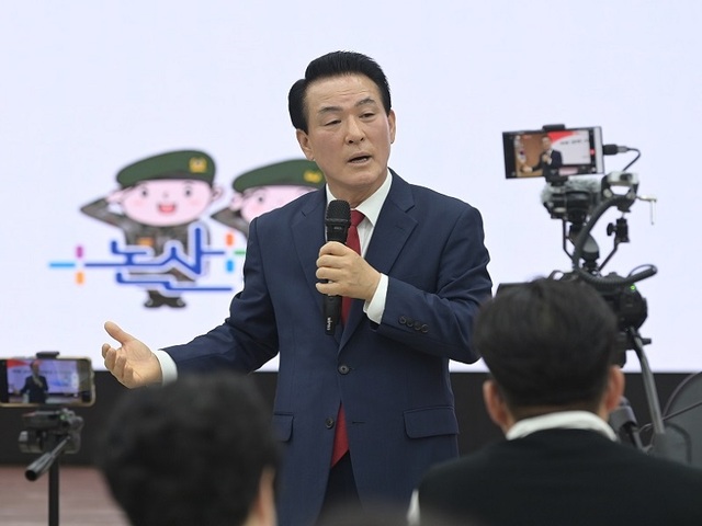 ▲ 백성현 논산시장이 3일 시청 회의실에서 기자회견을 하고 있다.ⓒ논산시