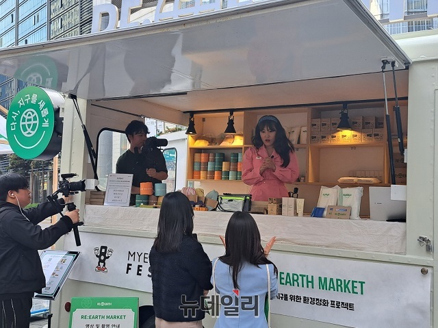 ▲ 3일 명동 일대에서 열린 '플로깅 프로젝트'에서 개그우먼 이은지가 참가자들과 이야기를 나누고 있다.ⓒ조현우 기자