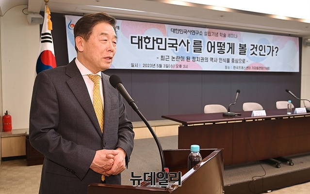 ▲ 김형석 박사(역사학자, 대한민국 역사와 미래 이사장)가 '제주 4.3사건을 통해 본 정치권의 역사 인식'이라는 주제로 발표를 하고 있다.ⓒ서성진 기자