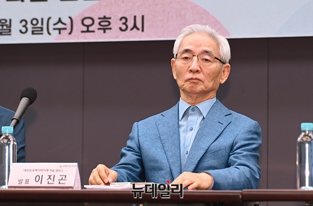 ▲ 이진곤 박사가 김형석 박사(역사학자, 대한민국 역사와 미래 이사장)가 '포퓰리스트들의 역사독점 기도'라는 주제로 발표를 하고 있다.ⓒ서성진 기자