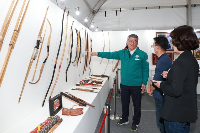 ▲ 김학동 예천군수는 3일 오전 11시 ‘2023 예천활축제’ 개막을 앞두고 관람객들의 불편함이 없도록 행사장 곳곳을 세심하게 살피며 미비점이 없는지 최종 현장점검을 했다.ⓒ예천군