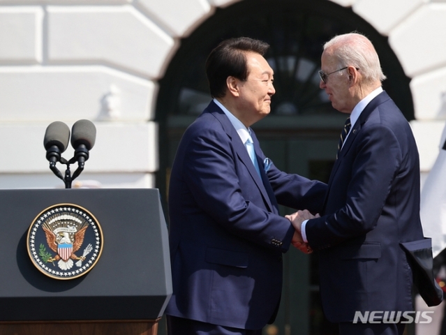 ▲ 윤석열 대통령과 조 바이든 미국 대통령이 지난 26일(현지시간) 워싱턴DC 백악관에서 열린 공식 환영식에서 악수하고 있다. ⓒ뉴시스