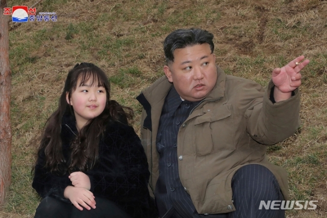 ▲ 북한 조선중앙통신이 14일 제공한 사진에 김정은 북한 국무위원장이 13일 북한의 장소가 공개되지 않은 곳에서 담배를 손에 들고 딸 주애와 함께 대륙간탄도미사일(ICBM) '화성-18' 시험발사 모습을 지켜보고 있다. ⓒAP/뉴시스