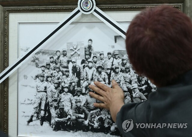 ▲ 지난 2017년 8월23일 오전 경기도 고양시 벽제 군 제7지구 봉안소에서 열린 실미도 공작원 합동 봉안식에서 유가족이 공작원들의 단체사진을 만지며 오열하고 있다. ⓒ연합뉴스