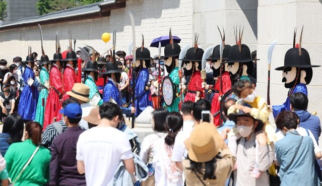 ▲ 지난해 어린이날 오전 서울 광화문에서 인형탈을 쓴 수문장들이 수문장 교대식을 하고 있다.ⓒ연합뉴스