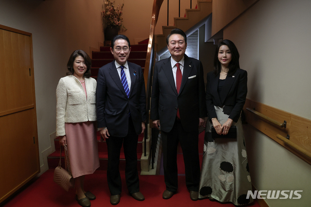 ▲ 윤석열 대통령과 부인 김건희 여사, 기시다 후미오 일본 총리와 부인 기시다 유코 여사가 지난 3월 도쿄 긴자 요시자와 식당에서 친교 만찬 전 기념촬영을 하고 있다. ⓒ뉴시스
