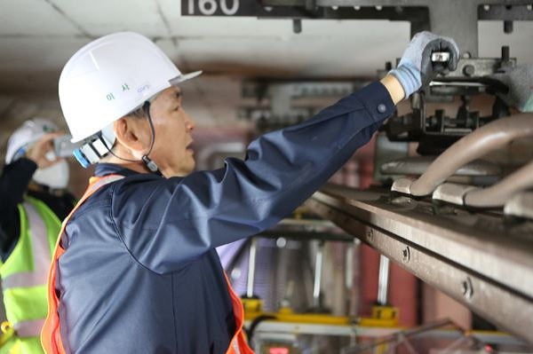 ▲ 대전교통공사 임직원들이 열차운행이 종료된 심야시간에 도시철도 역사와 지하터널을 찾아시설물을 점검했다.ⓒ대전교통공사