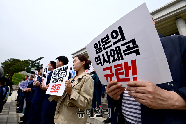 ▲ 더불어민주당 대일굴욕외교대책위원회, 강제동원의원모임, 역사정의평화행동, 후쿠시마오염수 공동행동이 4일 오전 국회 본청 계단에서 '기시다 일본 총리 방한' 관련 공동 기자회견을 하고 있다ⓒ이종현 기자