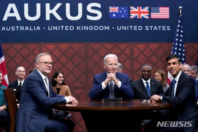 ▲ 조 바이든(가운데) 미국 대통령이 지난 3월 13일(현지시간) 캘리포니아주 샌디에이고의 포인트 로마 해군기지에서 열린 오커스(AUKUS: 호주·영국·미국의 안보동맹) 정상 회담 중 앤서니 앨버니지(왼쪽) 호주 총리, 리시 수낵 영국 총리를 만나고 있다. ⓒAP/뉴시스