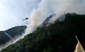 ▲ 강원 정선군 화암면 화암리 산에서 산불이 발생하자 산림청이 헬기 7대를 투입, 산불을 진화하고 있다.ⓒ산림청