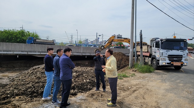 ▲ 한상호 북구청장이 흥해 학림천 하상정비 현장을 점검하고 있다.ⓒ포항시