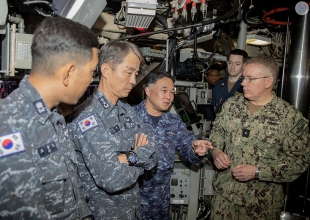 ▲ 이수열 해군잠수함사령관(소장)과 릭 시프 미 해군 제7잠수함전단장(준장), 다와라 다테키(俵千城) 일본 해상자위대 잠수함대사령관은 지난 4월 18일 태평양 괌 근해에서 작전 중이던 미 해군 SSBN '메인'(SSBN-741)에 공동 승함했다. ⓒ뉴시스(사진=미 국방부)