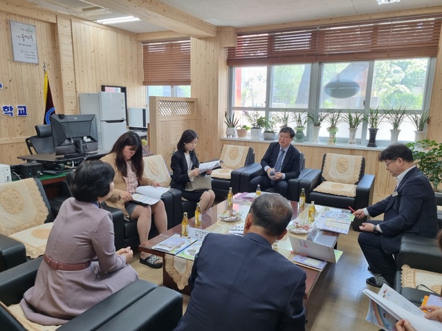 ▲ 경북교육청(교육감 임종식)은 지난 3일 교육부와 지역아동센터 경북지원단 관계자 6명과 함께 마을밀착형 지역특화 돌봄 사업인 ‘굿센스’ 사업을 공동 추진하고 있는 구미 고아초등학교와 고아지역아동센터를 방문했다고 밝혔다.ⓒ경북교육청