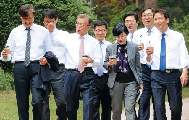 ▲ 문재인 전 대통령이 2017년 5월 11일 신임 청와대 참모들과 오찬을 한 뒤 음료를 들고 청와대 경내를 산책하고 있다. ⓒ연합뉴스