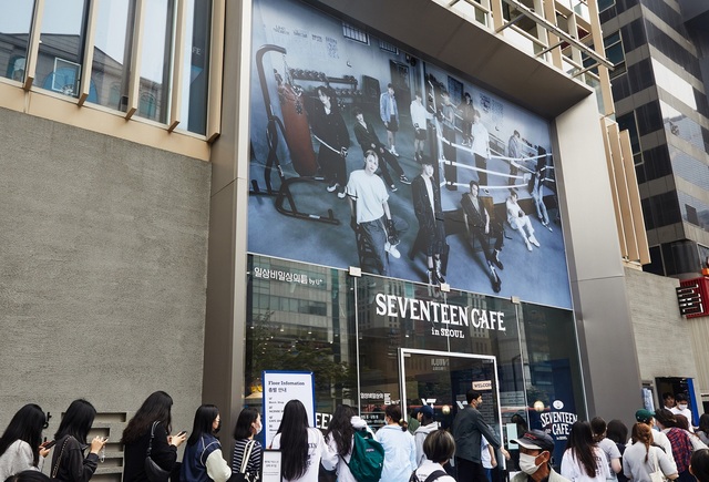 ▲ LG유플러스는 이달 4일부터 28일까지 MZ 취향 커뮤니티 ‘일상비일상의틈byU+’에서 그룹 '세븐틴'의 데뷔 8주년 기념 '세븐틴 카페 인 서울(SEVENTEEN CAFE in Seoul)'을 개최한다.ⓒLG유플러스