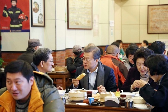 ▲ 문재인 전 대통령과 김정숙 여사가 2017년 12월14일 중국 베이징 댜오위타이 인근에서 현지식인 유탸오, 더우장으로 아침식사를 하고 있다. ⓒ연합뉴스
