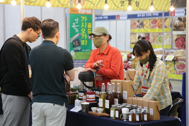 ▲ ‘제9회 대한민국 대표 특산물 직거래박람회’ 바이어 상담 장면.ⓒ엑스코