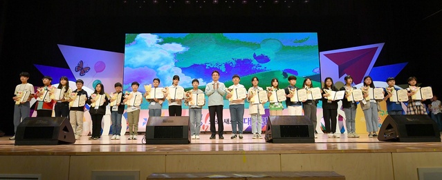 ▲ 어린이날 행사는 이철우 경북도지사, 임종식 경북도교육감, 아동관련 단체장 등이 참석했고, 도청 인근 초등학교 어린이 200여명이 함께해 어린이날을 축하했다.ⓒ경북도