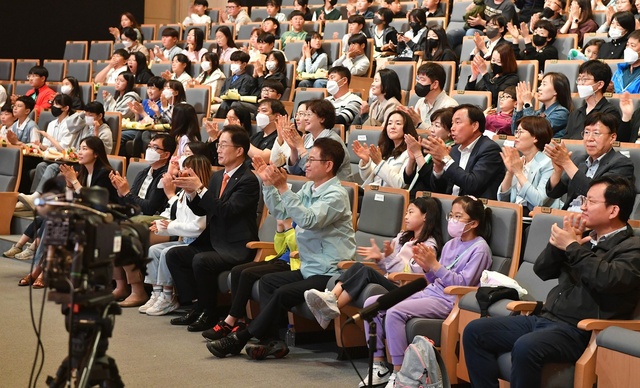 ▲ ‘우리들은 자란다’를 주제로 진행된 기념식에서는 어린이합장단의 어린이날 노래 시작으로 어린이 대표의 아동권리헌장 낭독, 모범어린이 표창 수여, 어린이 댄스팀 공연과 버블아트쇼 등 다양한 축하공연이 접목돼 참석한 어린이들에게 즐거움을 안겼다.ⓒ경북도