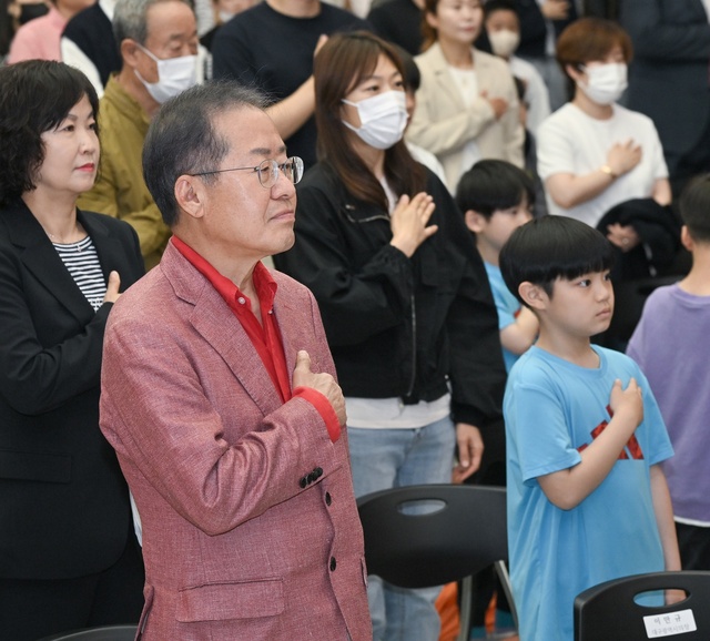 ▲ 홍준표 대구시장이 제101회 어린이날 기념 어린이 큰잔치에서 국기에 대한 경례를 하고 있다.ⓒ대구시