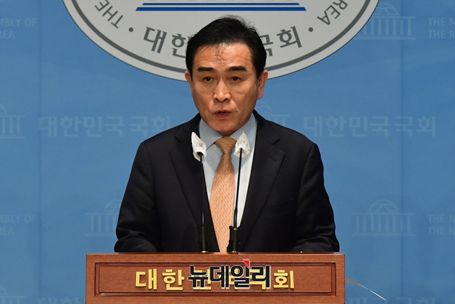 ▲ 태영호 국민의힘 최고위원이 3일 국회 소통관에서 '공천 녹취록 파문', '쪼개기 후원 의혹' 논란에 대해 입장을 밝히고 있다.ⓒ이종현 기자