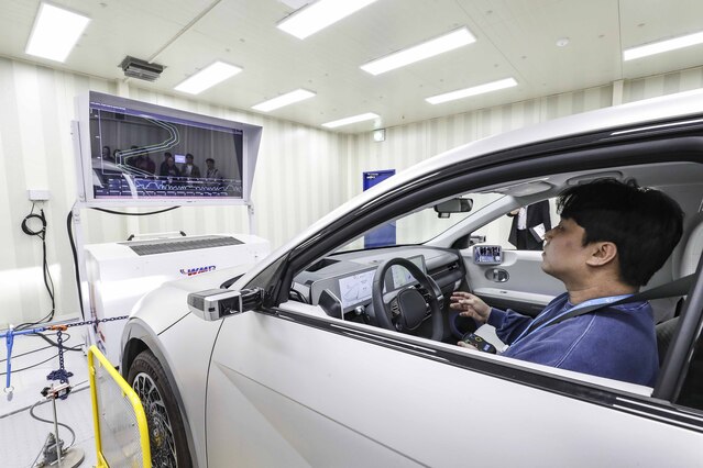 ▲ 실험을 위해 탑승해 차량의 속도를 조절하는 모습. ⓒ한국자동차기자협회