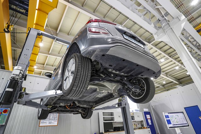 ▲ 자동차 리프트를 통해 코나EV 하부 모습을 관찰할 수 있었다. ⓒ자동차기자협회