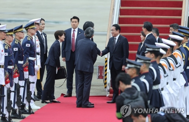 ▲ 한일 정상회담을 위해 방한한 기시다 후미오 일본 총리와 기시다 유코 여사가 7일 성남 서울공항에 도착, 영접나온 장호진 외교부 1차관과 인사하고 있다. ⓒ연합뉴스