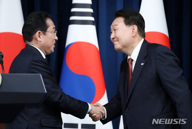 ▲ 윤석열 대통령과 기시다 후미오 일본 총리가 7일 서울 용산 대통령실 청사에서 공동기자회견을 마친 뒤 악수하고 있다. ⓒ뉴시스