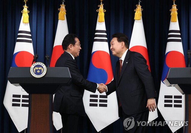 ▲ 윤석열 대통령과 한국을 찾은 기시다 후미오 일본 총리가 7일 서울 용산 대통령실 청사에서 열린 공동 기자회견을 마친 뒤 악수하고 있다.ⓒ연합뉴스