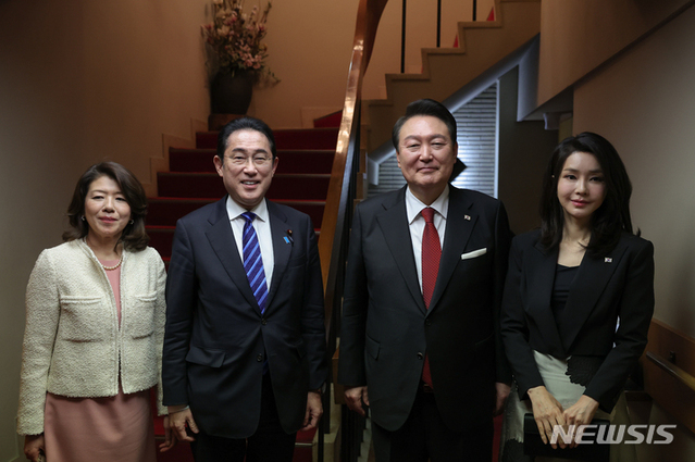▲ 윤석열 대통령과 부인 김건희 여사, 기시다 후미오 일본 총리와 부인 기시다 유코 여사가 지난 3월 16일 도쿄 긴자 요시자와 식당에서 친교 만찬 전 기념촬영을 하고 있다. ⓒ뉴시스