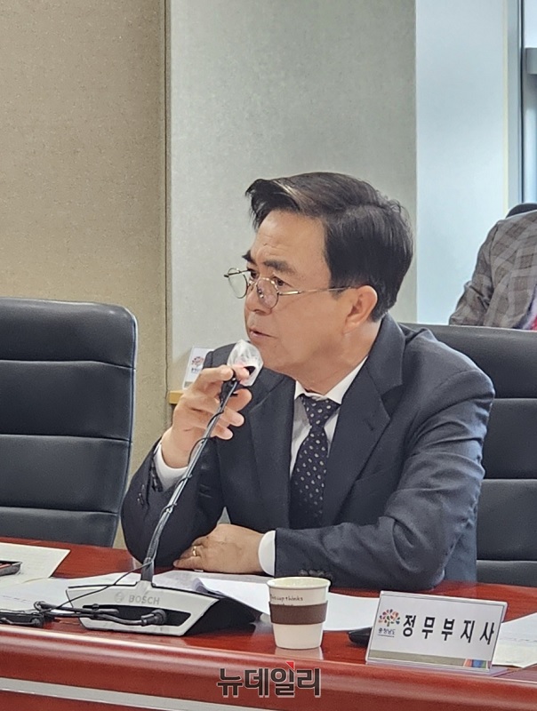 ▲ 김태흠 충남도지사가 8일 오전 도청에서 실국원장회의를 주재하고 있다.ⓒ김정원 기자